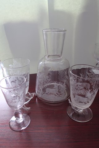 Water carafe and 3 glasses with the motiv of a deer/hart
2 Grogg/Toddy-glasses and 1 glass for the whitewine
Please note: the one glass for the whitewine has a mistake
Supposed Kastrup Glasværk glass work, Denmark
About 1900