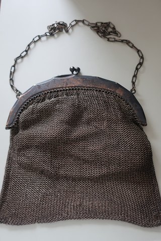 Handmade bag made of metal threads
This beautiful old handmade bag, from about 1the mittle of 1800-years, is 
handmade 
The shape is with a beautiful closing at the top made of brass and with a chain 
for hold
Please enjoy the beautiful shape of the bras