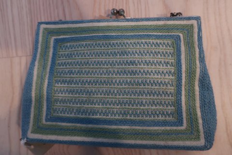 Vintage / Retro:Schöne alte HandtascheHandgesticktSchöne Schliesung und eine kleine KetteUm 1950-1960