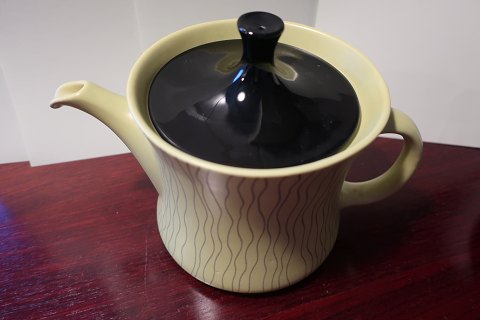 Teapot made of porcelain
Yellow with a black lid, and with black stripe
This teapot is a part of a service called Mandalay
Kronjyden, Randers, Denmark
Design: Henning jensen 1958, Denmark
Stamp: Kronjyden, Randers
About 22,5cm
