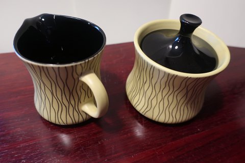Teapot made of porcelain
Yellow with a black lid, and with black stripe
This ieapot is a part of a service called Mandalay
Kronjyden, Randers, Denmark
Design: Henning jensen 1958, Denmark
Stamp: Kronjyden, Randers
About 22,5cm

