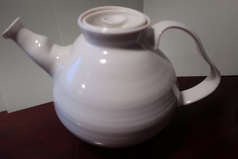 Teapot made of porcelain, handkraft
Design: Christian Bruun, Denmark
Venusporcelain, very beautiful, gut in use, and very good in pouring
1,5L