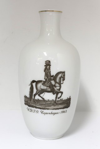 Königliches Kopenhagen. Vase mit Christian d. 5 auf Pferd. Höhe 17,5 cm. (1 
Wahl)