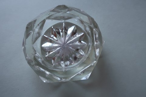 An old salt Vessel made of glass
L: about 4cm
In a good condition