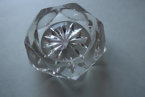An old salt Vessel made of glass
L: about 4,5cm
In a good condition