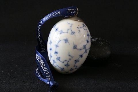 Mussel painted Easter egg from Royal Copenhagen, with ribbon. Beautiful and stylish.SOLD