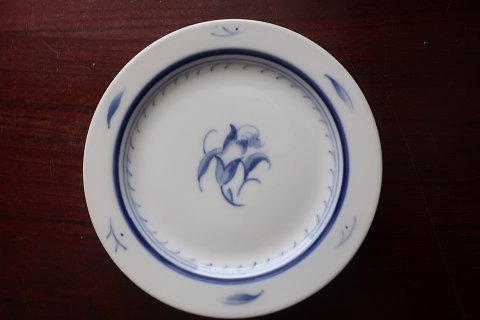 B&G, Bing & Grøndahl
Blue Nellike Jubee
Design: Hans Tegner, 1928, Denmark
Tea plate
Diam: 17cm
Very good condition
We have 5 items