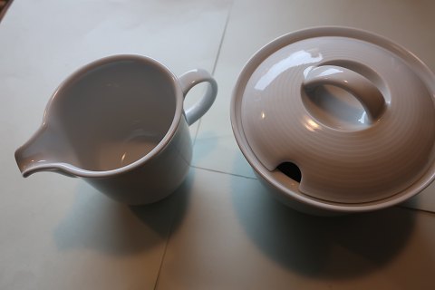 Sugar Bowl (0,33L) and Small Jug (0,18L) made of porcelain
From the same dich as our teepot articleno: 526760
Weiss Trend from Thomas
In a good condition, as good as new
