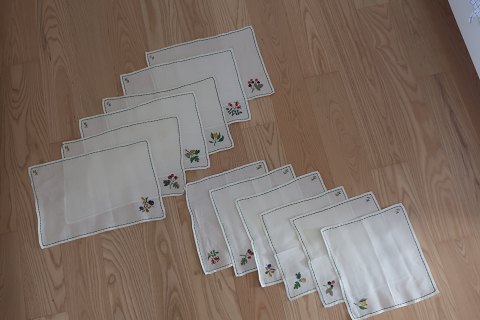 A set of old place mats and doilies 86 + 6 items)
Made by hand with motivs of flowers and nature
In a very good condition