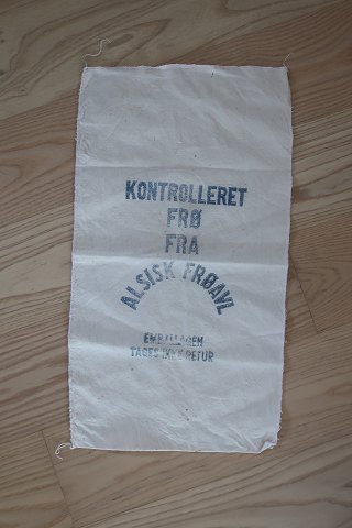 An antique sack from Denmark with a text
Tekst:
"Kontrolleret frø fra Alsisk Frøavl
Emballagen tages ikke retur"
50cm x 28cm
We have a good selection of old sacks, with or without different texts