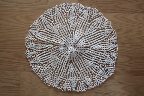 An old table centre /mat 
Round
Made by hand
Diameter: 40cm
In a very good condition