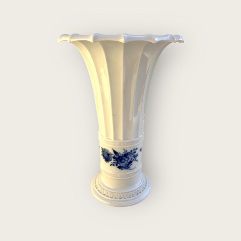 Royal Copenhagen
Blå blomst 
Hetsch vase
#10/ 8569
*3000Kr