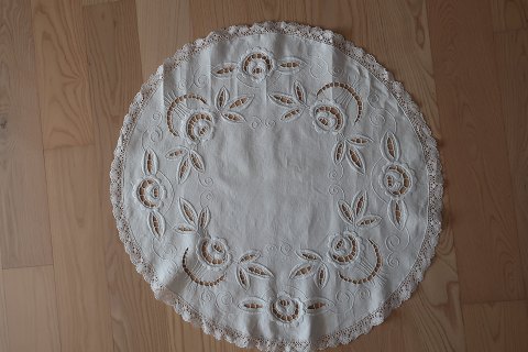 An old table centre /mat 
Round
Made by hand
Diameter: 77cm
In a very good condition
