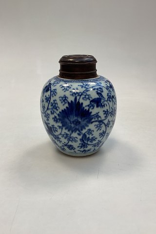 Oriental Chinese Vase / Gingerjar  with motif in white and blue from Jiaqing perioden 1795-1820?