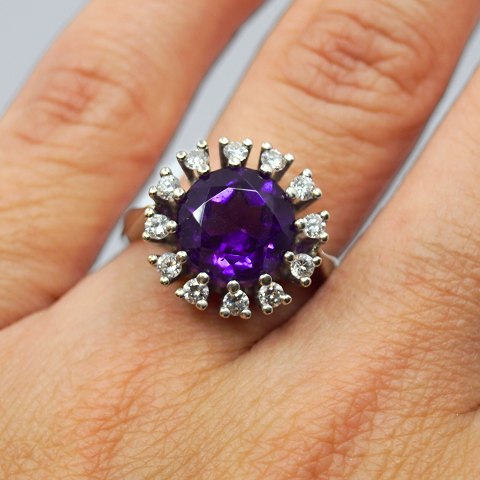 Ring of 14k white gold set with amethyst and diamonds