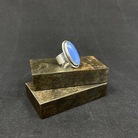 Moderne ring med lyseblå sten
