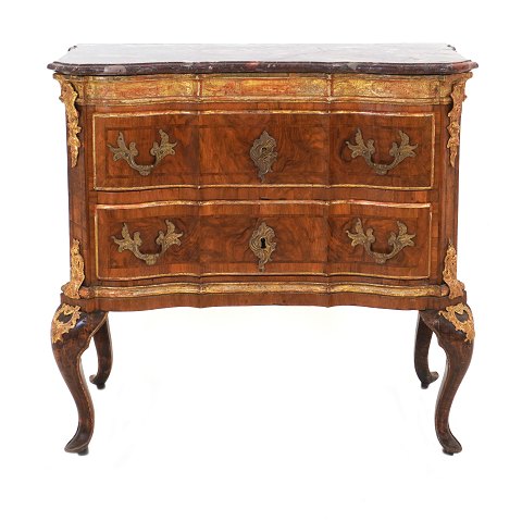 Walnut veneered and partly gilt commode with a 
marble top. Altona, Northgermany, circa 1760-70. 
H: 76cm. Top: 80x43cm
