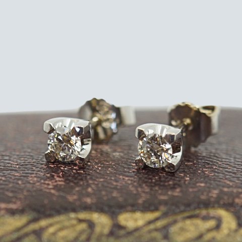 Ear rings in 14k white gold set with diamonds