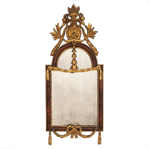 Partly gilt Louis XVI walnut mirror. Altona 
(Hamburg, Germany) circa 1770. H: 112cm. W: 46cm