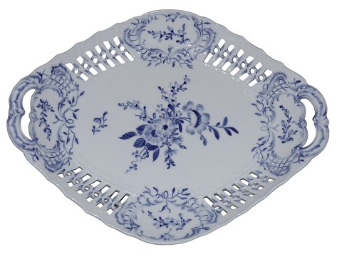Blue Flower Curved
Rare serving tray with lace border from before 1894