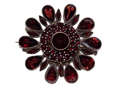 Brooch with red grenade stones