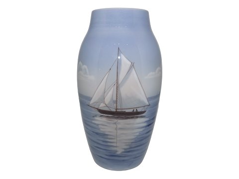 Bing & Grondahl, 
Vase with sailship
