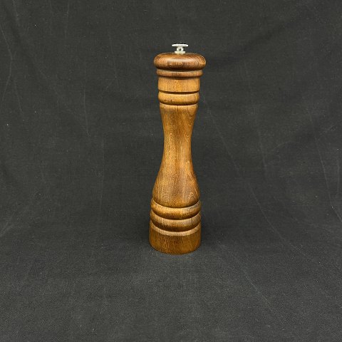 Pepper mill in teak, rounded top