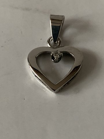 Pendant 14 carat white gold, shaped like a heart
with a diamond