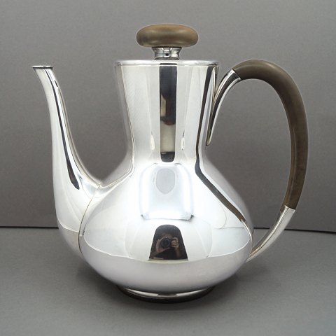 Svend Weihrauch for Frantz Hingelberg; A coffee pot in sterling silver Svend Weihrauch for Frantz Hingelberg; A coffee pot in sterling silver