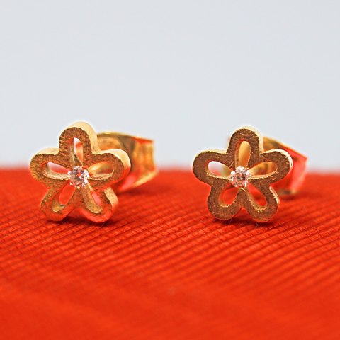 Ole Lynggaard; Flower ear rings in 18k gold with diamonds