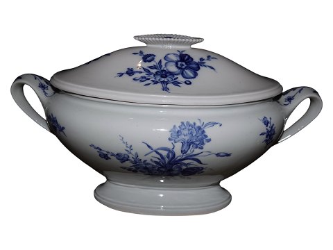 Blue Flower 
Large and very rare soup tureen from 1800