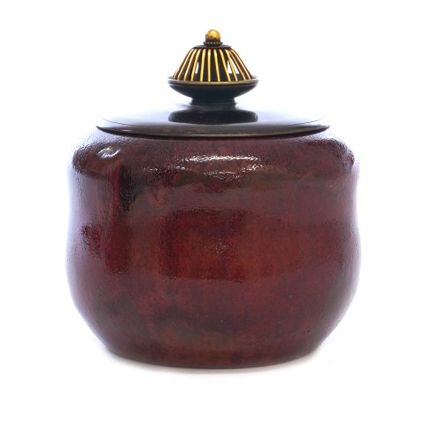 Lidded stoneware bowl in the style of Patrick 
Nordström for Royal Copenhagen. H: 15cm. D: 14cm