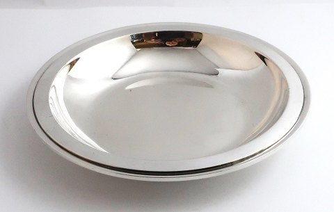 Georg Jensen. Sterling dyb barnetallerken (925). Harald Nielsen. Model 600B. 
Diameter 17,5 cm.