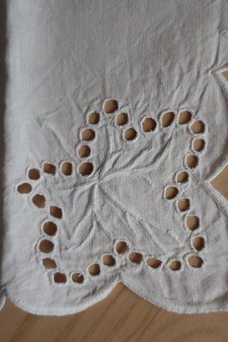 Antique napkinsFlaxHandmadeWith a beautiful embroidery26cm x 26cmWe have: 6 items identicalIn a very good conditionThe antique, Danish linen and fustian is our speciality