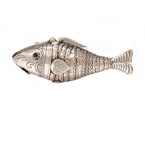 Silver vinaigrette in the shape of a fish. 
Denmark circa 1830. L: 8cm. W: 26,2gr