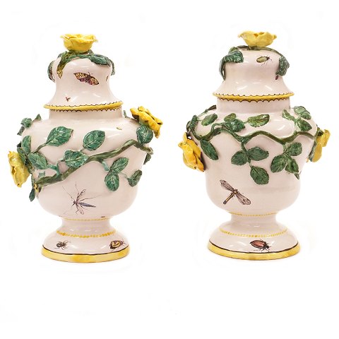 Pair of lidded mid 18th century faiecne vases. 
Eckernförde 1765-68. H: 26cm