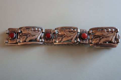 A beautiful antique bracelet  made of silver with a stone 
From the Art Noveau Years
With a safety chain by the catch, as it was made in the old days
L: 17cm
In a good condition