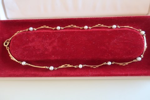 A beautiful necklace made of gold with pearls 
in total = 10 pearæls
L: 39cm
The stamp is dim
Included is the original box
In a very good condition