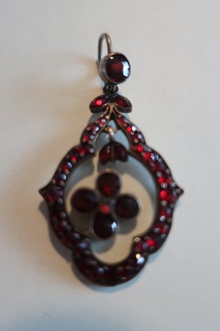 A beautiful antique pendant with garnets
L: 4,5cm
No stamp
In a very good condition