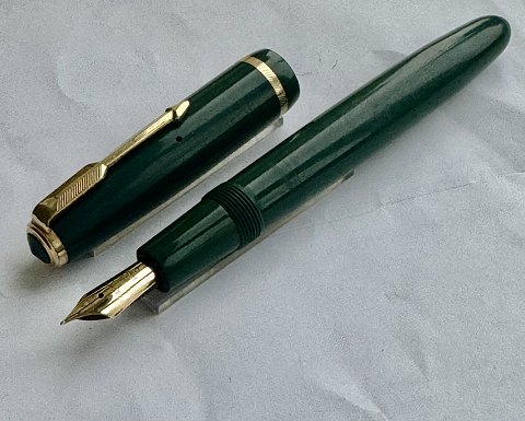 Green Parker Duofold 7 M.I.D. Fountain pen