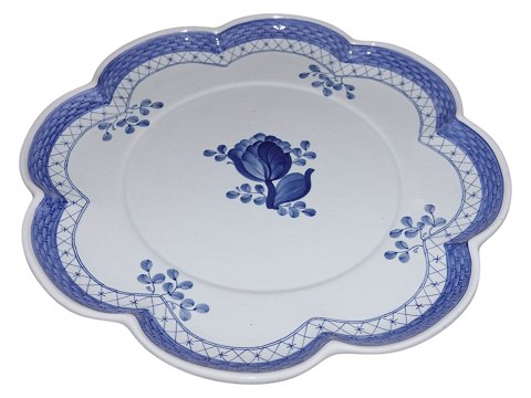 Tranquebar
Large platter with wavy border