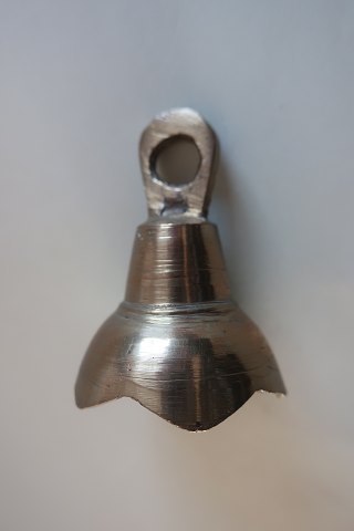 A beautiful old little bell,with a little decorationMade of brassH: 5cmIn a good condition, but the little piece of metal to make the sound is not there Please look at our other articles for bells