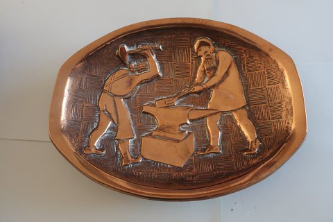 An old oval plate made of brass
Relief which illustriert 2 blacksmith working together
H: 13cm
W: 16,5cm
Heavy
Made in Denmark
In a very good condition