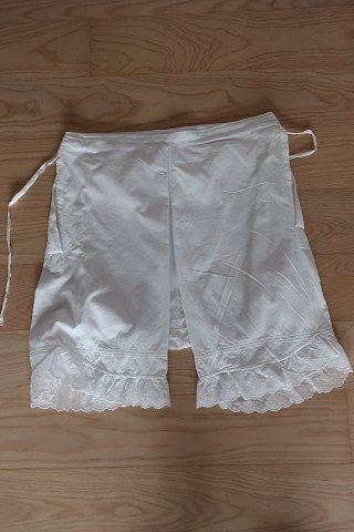 Good old pantalettes with embroidery made by hand
Very beautiful and special
In a good condition