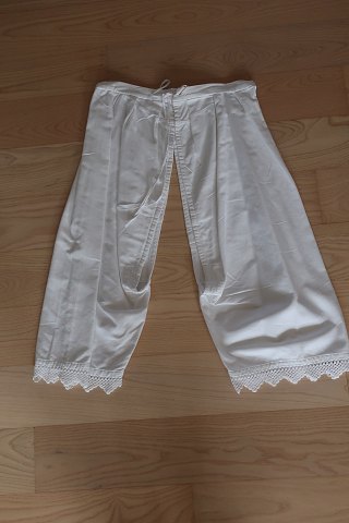 Good old pantalettes with borders made by hand
Very beautiful and special
In a good condition