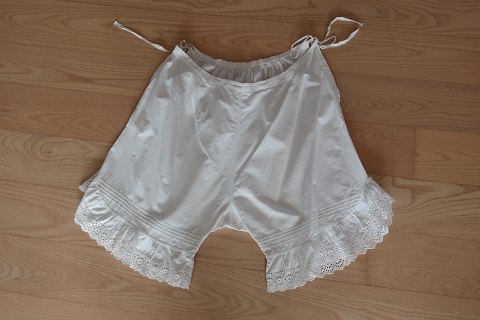 Good old pantalettes with embroidery
Very beautiful and special
In a good condition