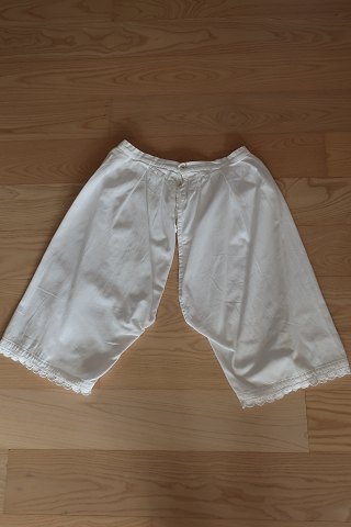 Good old pantalettes with surprising details
Very beautiful and special
In a good condition