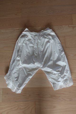Good old pantalettes Very beautiful and special
In a good condition