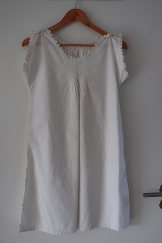 Shift / dress
An antique shift with good details made by hand
The antique, Danish linen and fustian is our speciality