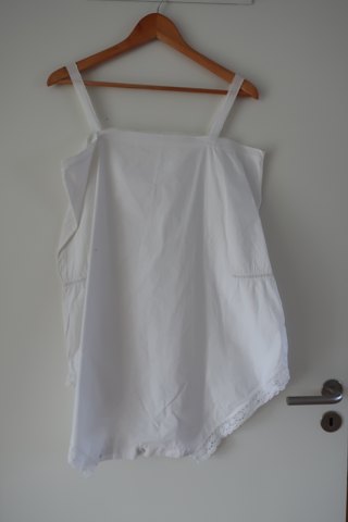 Combination (top and bottom in one piece)
An antique combination good details made by hand
The antique, Danish linen and fustian is our speciality
